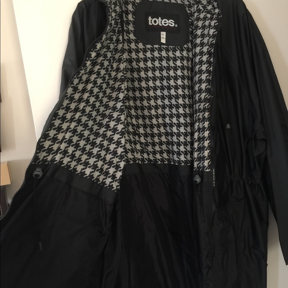 Women’s Totes rain jacket